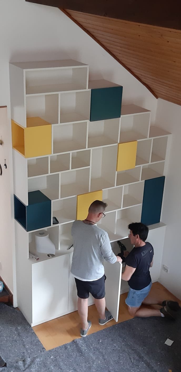 Bibliothèque avec cubes insert colorés