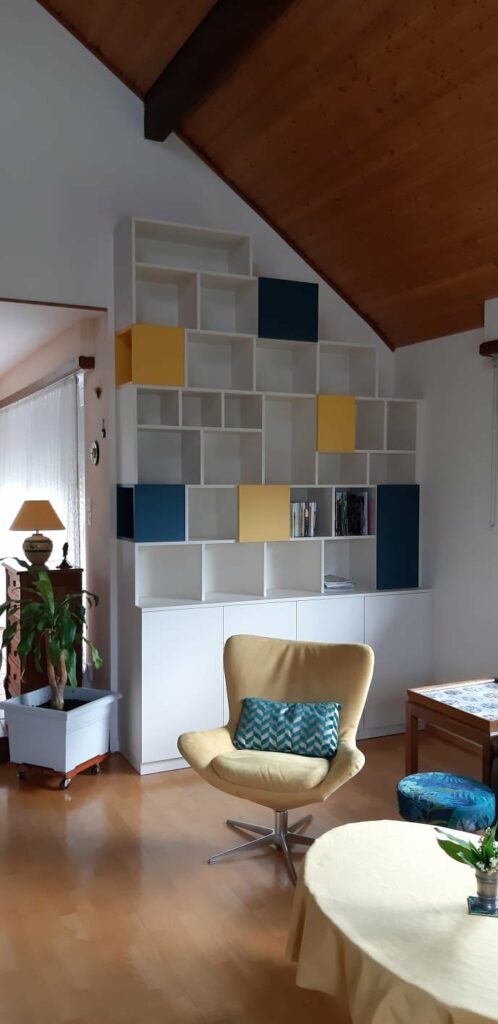 Bibliothèque avec cubes insert colorés