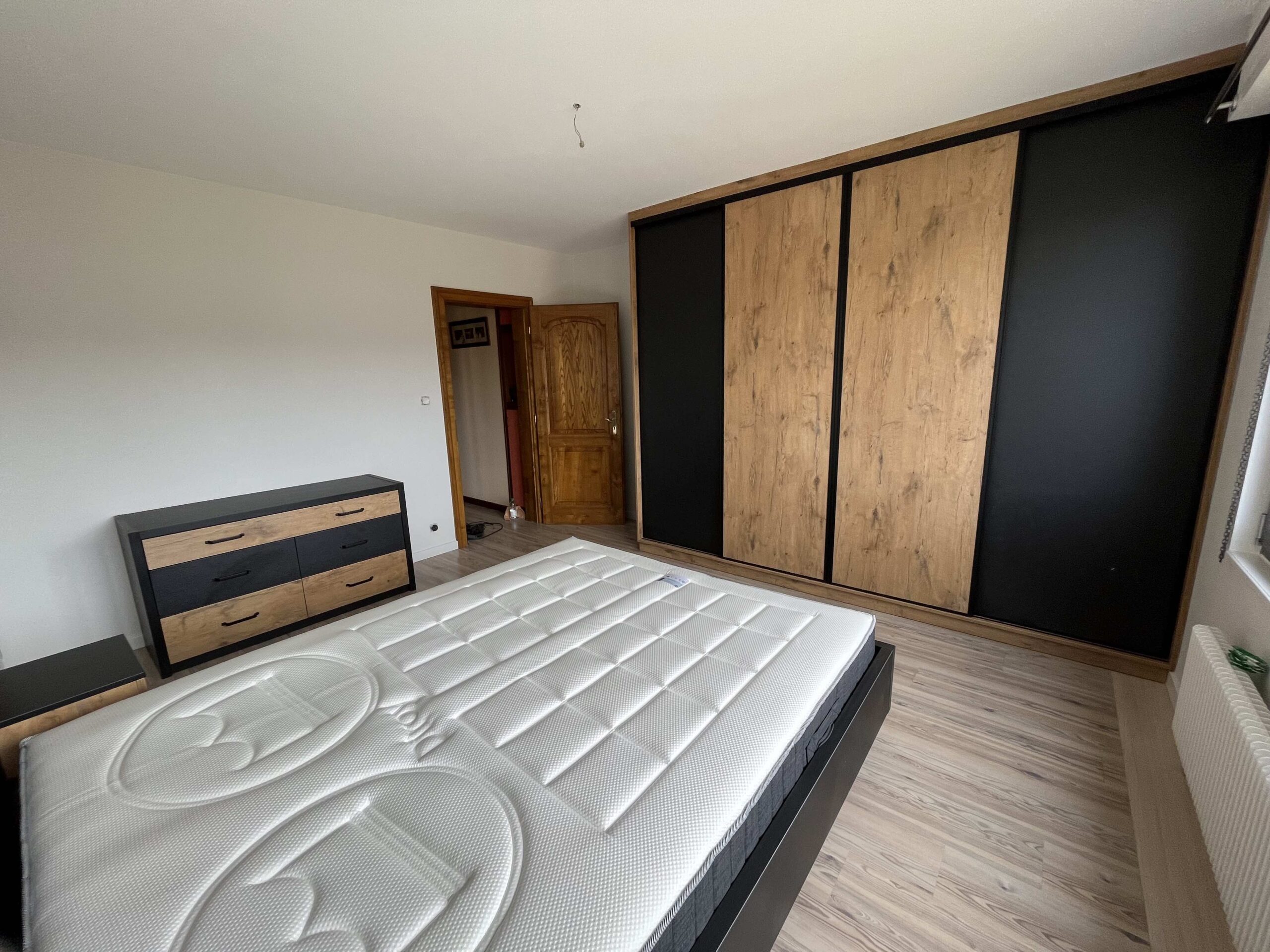 Chambre à coucher bois et noir